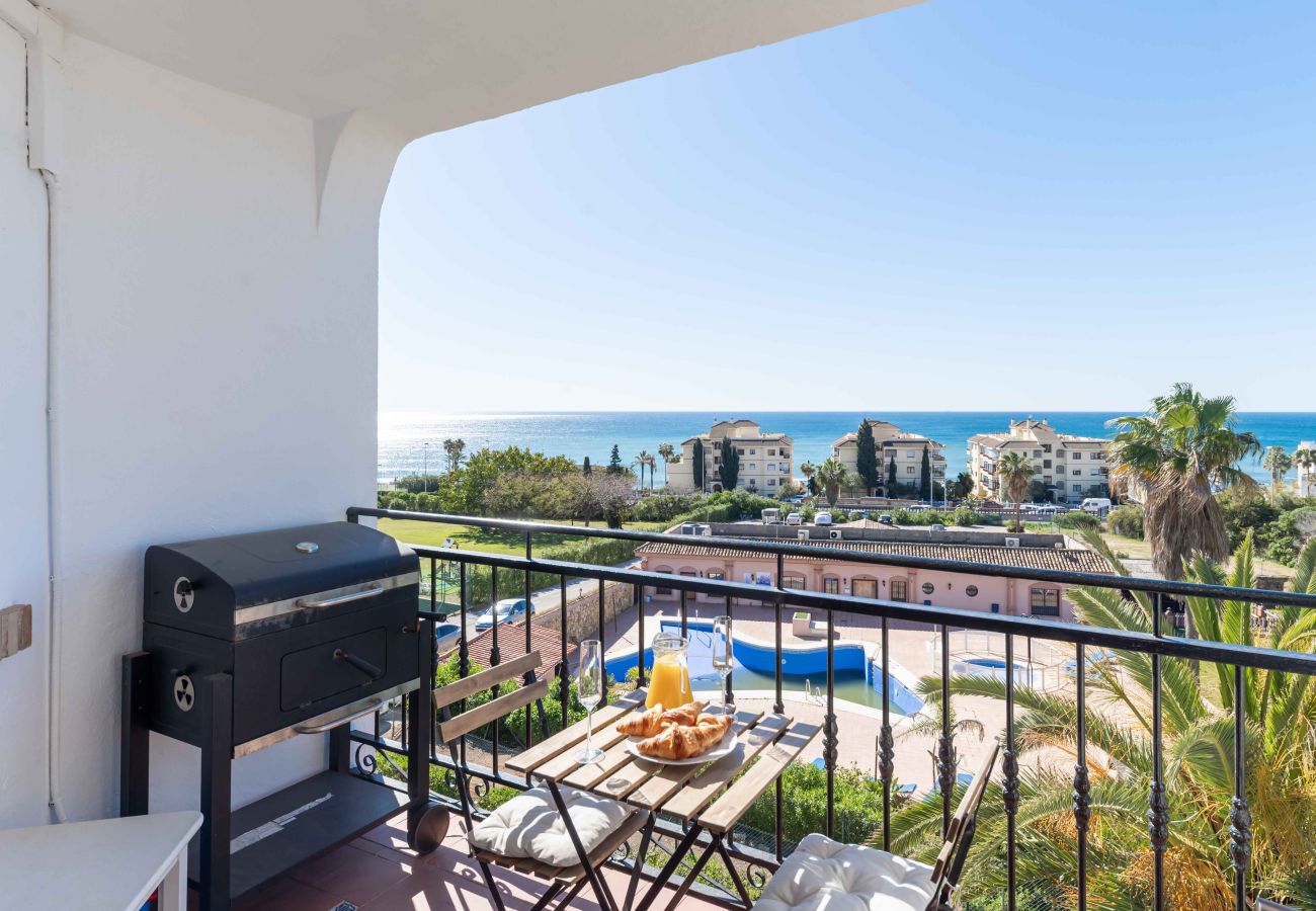 Lejlighed i Mijas Costa - PERFEKT LOKATION! Få minutters gang til stranden, sportsklub, restauranter, supermarkeder og mere!