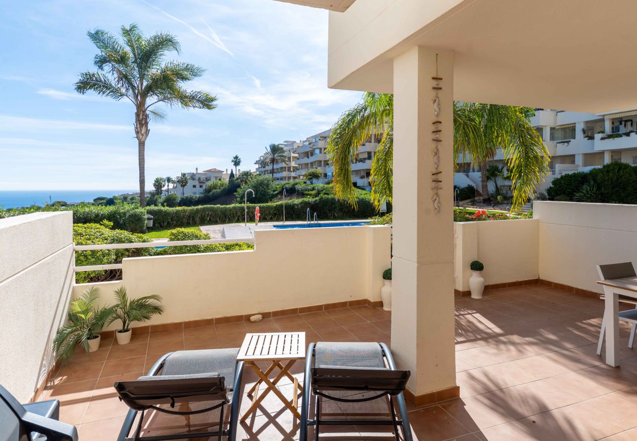 Lejlighed i Mijas Costa - Solrig terrasse med havudsigt og direkte adgang til poolen