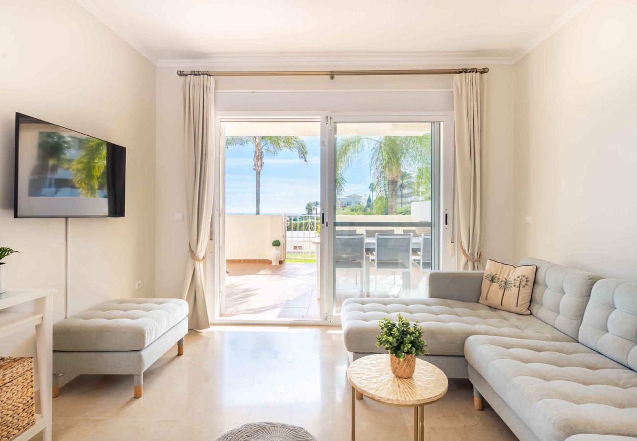 Lejlighed i Mijas Costa - Solrig terrasse med havudsigt og direkte adgang til poolen