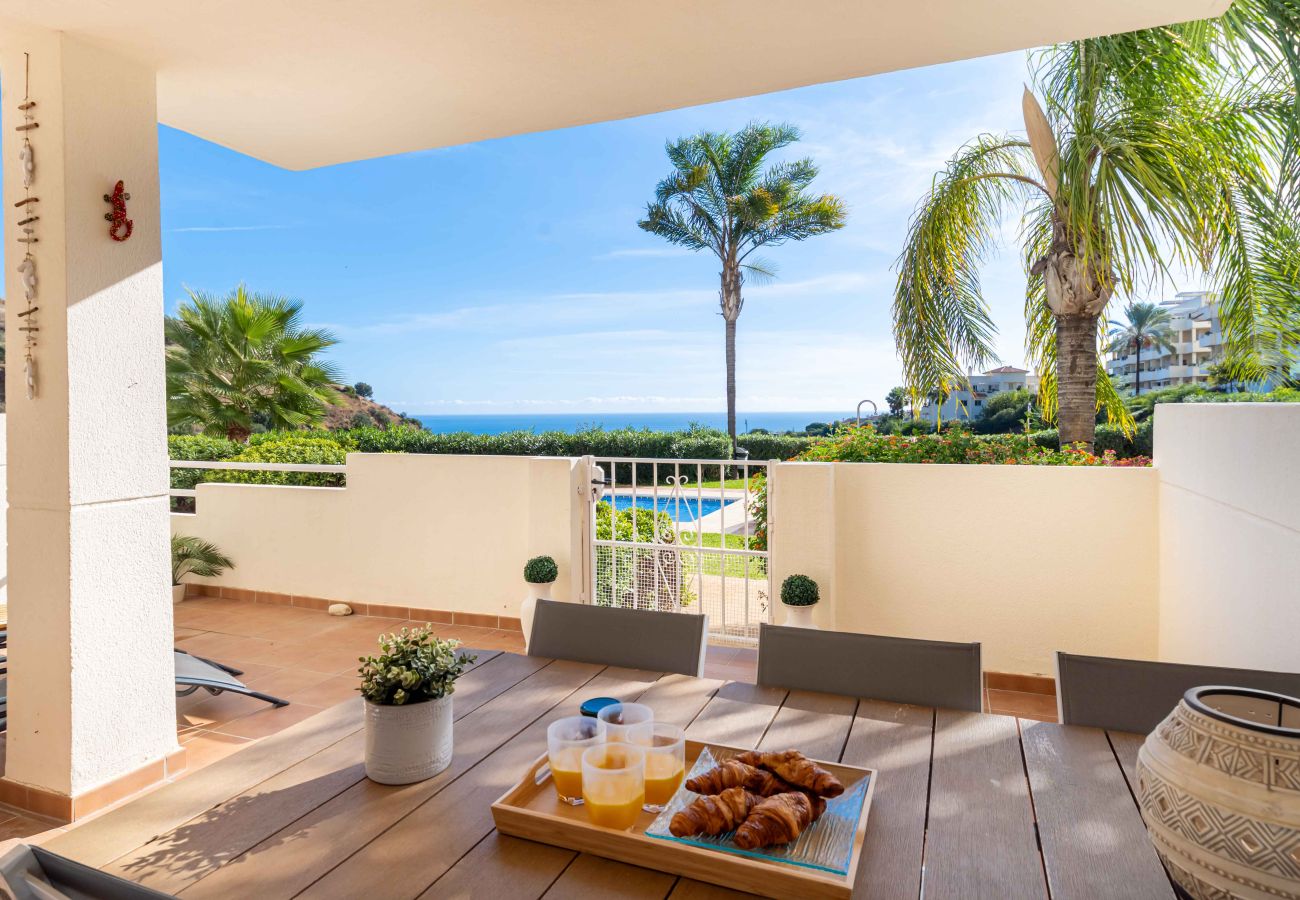 Lejlighed i Mijas Costa - Solrig terrasse med havudsigt og direkte adgang til poolen