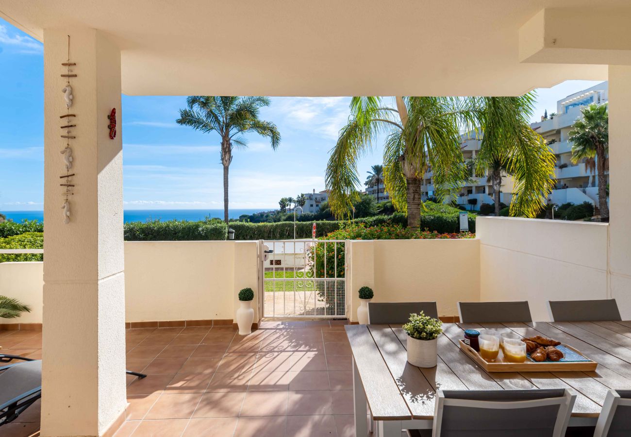 Lejlighed i Mijas Costa - Solrig terrasse med havudsigt og direkte adgang til poolen