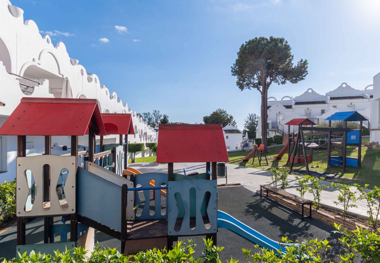 Byhus i Marbella - Familieferiested, opvarmet pool, restaurant, legeplads, fitnesscenter og meget mere!