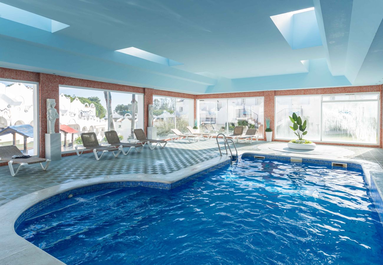 Byhus i Marbella - Familieferiested, opvarmet pool, restaurant, legeplads, fitnesscenter og meget mere!