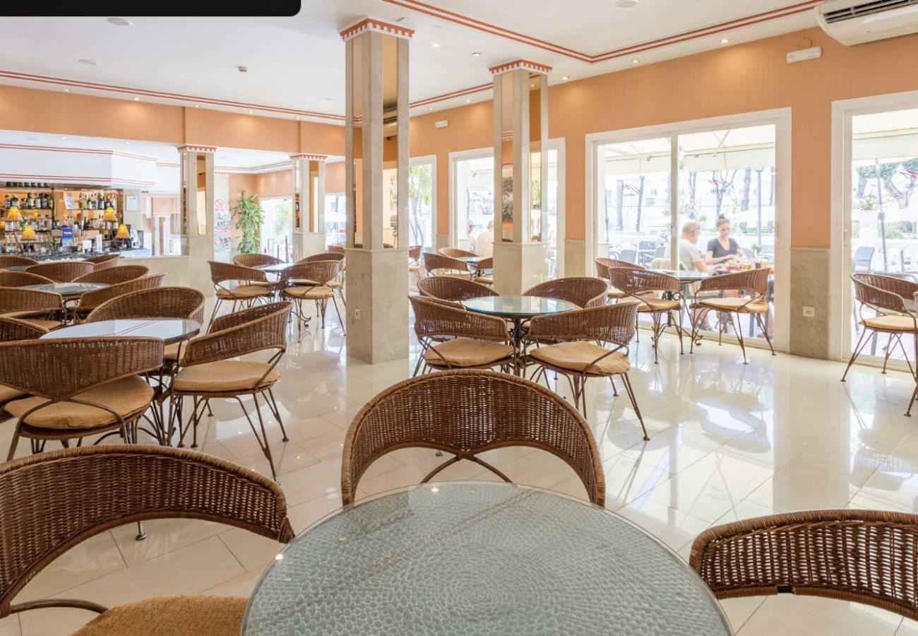 Byhus i Marbella - Familieferiested, opvarmet pool, restaurant, legeplads, fitnesscenter og meget mere!