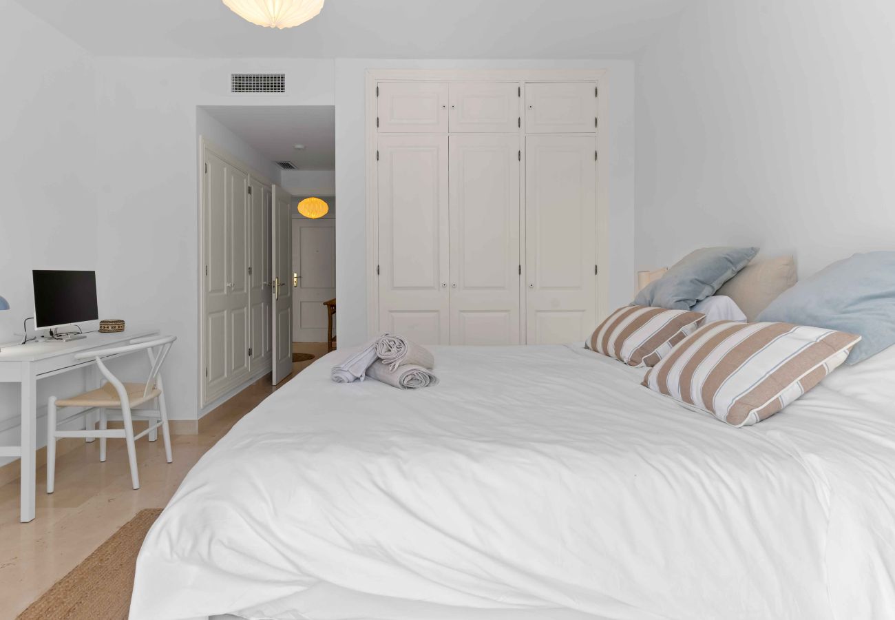 Lejlighed i Estepona - Encantador ático con acceso a 5 piscinas, incluida 1 piscina climatizada, a solo unos pasos de la playa