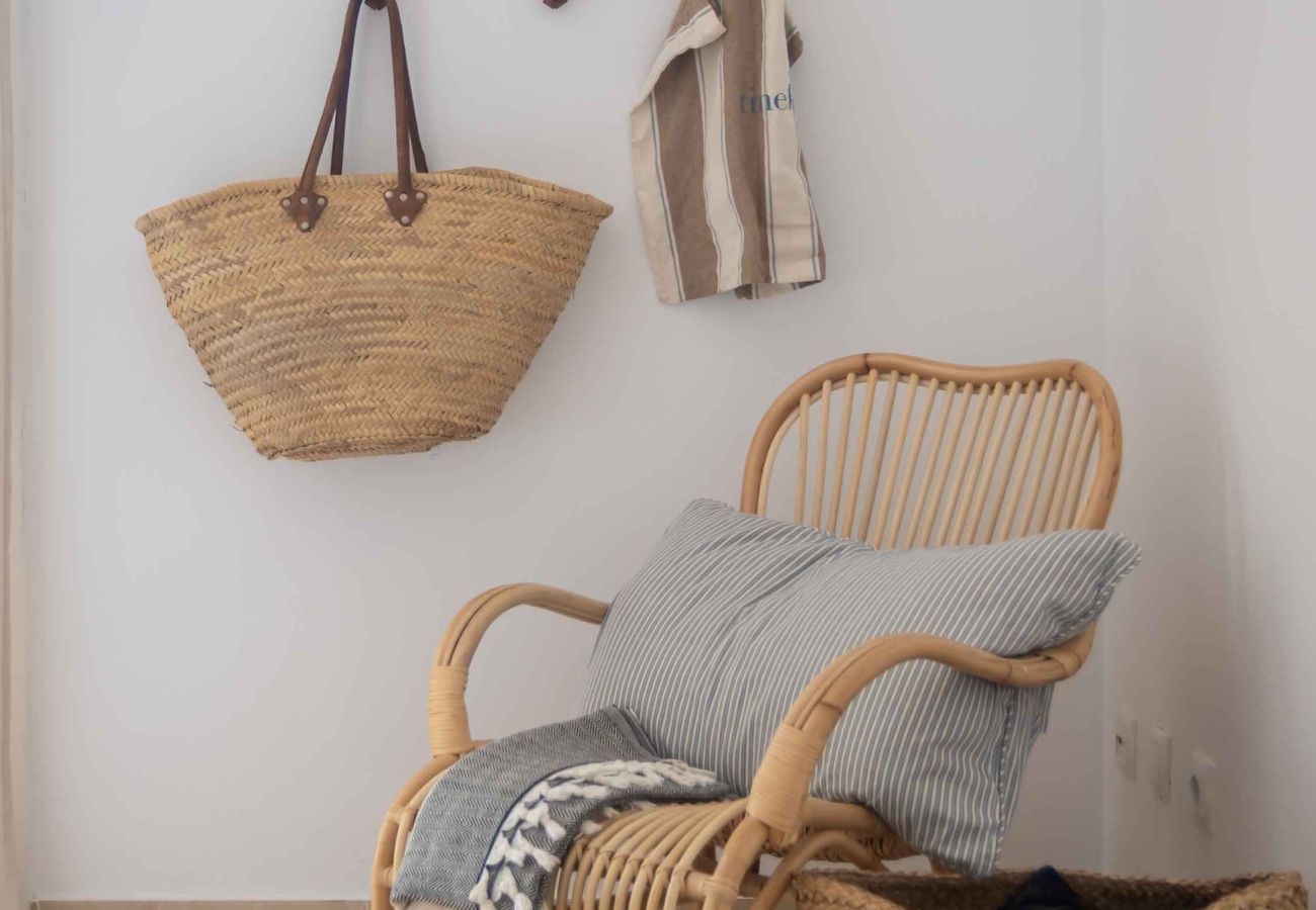 Lejlighed i Estepona - Encantador ático con acceso a 5 piscinas, incluida 1 piscina climatizada, a solo unos pasos de la playa