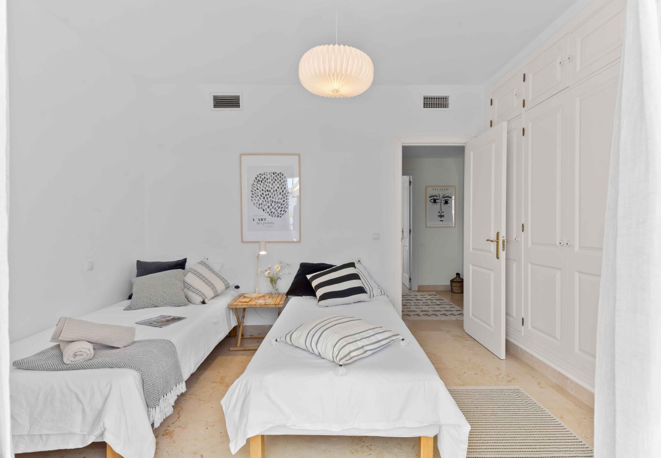 Lejlighed i Estepona - Encantador ático con acceso a 5 piscinas, incluida 1 piscina climatizada, a solo unos pasos de la playa