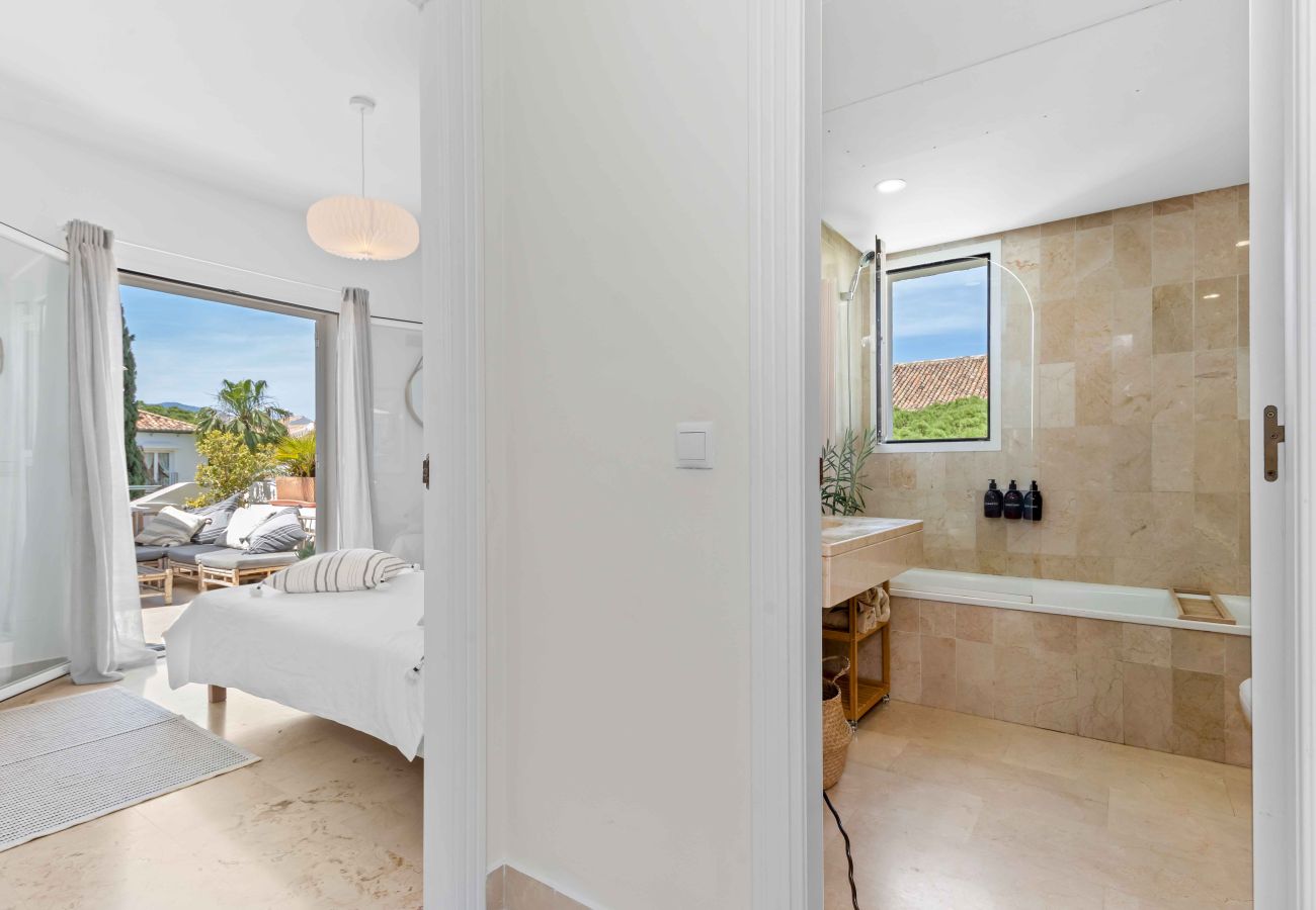 Lejlighed i Estepona - Encantador ático con acceso a 5 piscinas, incluida 1 piscina climatizada, a solo unos pasos de la playa