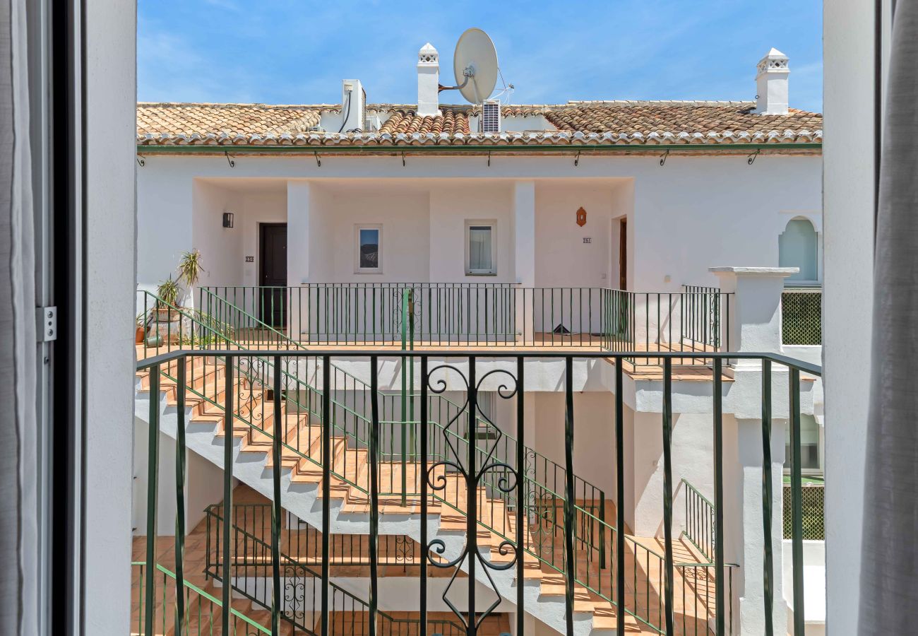 Lejlighed i Estepona - Encantador ático con acceso a 5 piscinas, incluida 1 piscina climatizada, a solo unos pasos de la playa