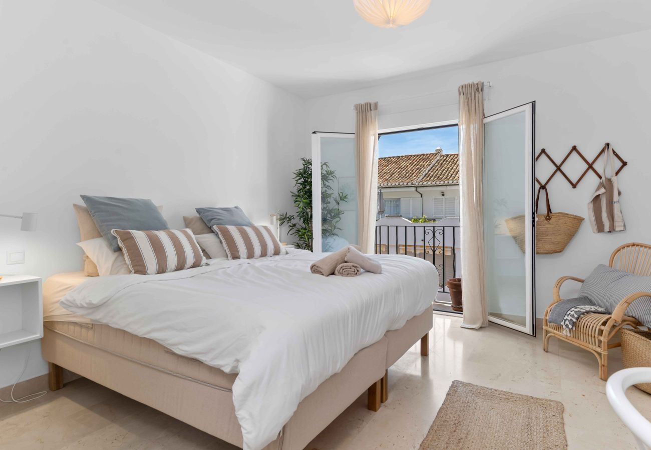 Lejlighed i Estepona - Encantador ático con acceso a 5 piscinas, incluida 1 piscina climatizada, a solo unos pasos de la playa