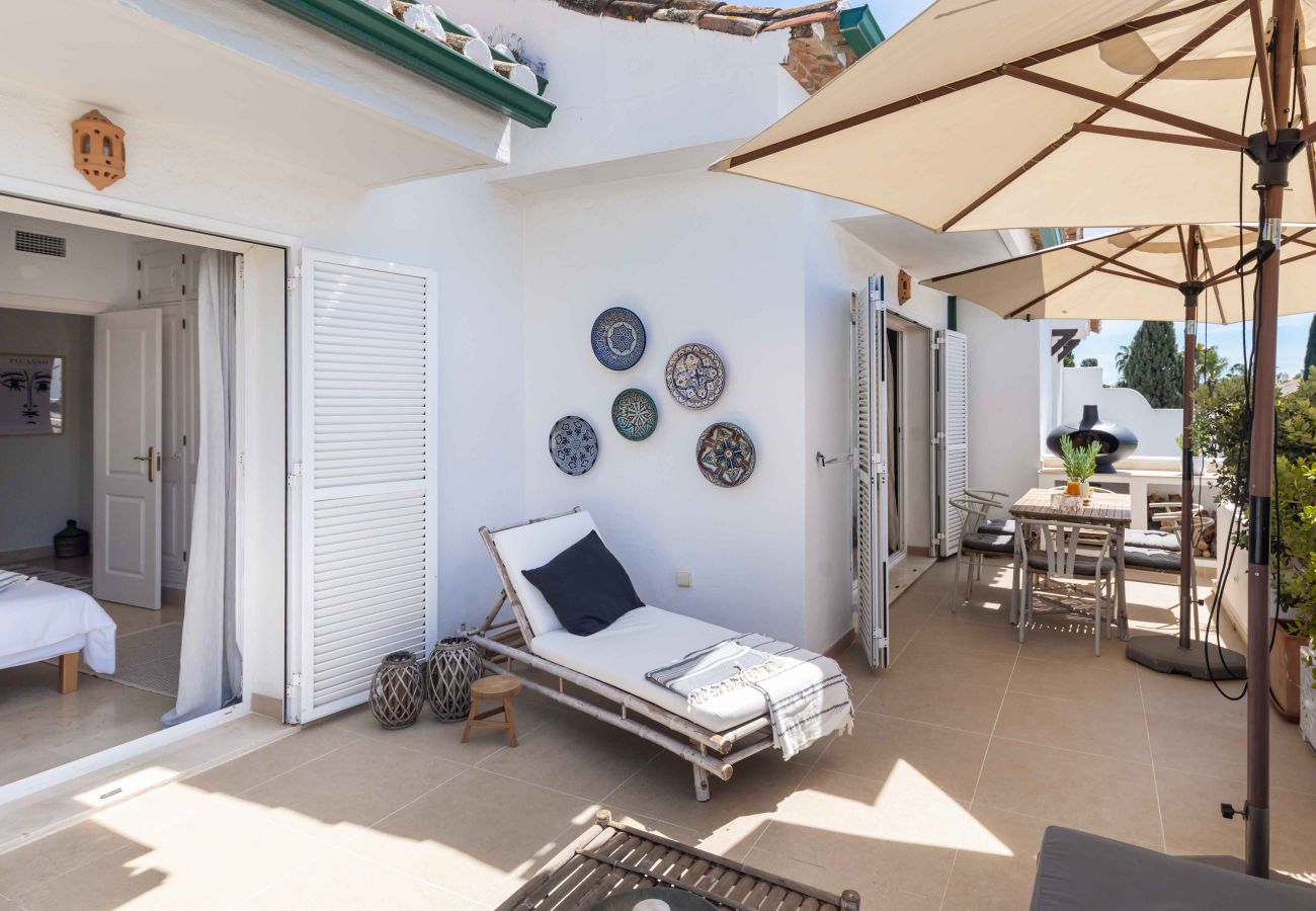 Lejlighed i Estepona - Encantador ático con acceso a 5 piscinas, incluida 1 piscina climatizada, a solo unos pasos de la playa