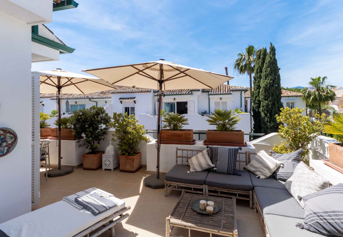 Lejlighed i Estepona - Encantador ático con acceso a 5 piscinas, incluida 1 piscina climatizada, a solo unos pasos de la playa