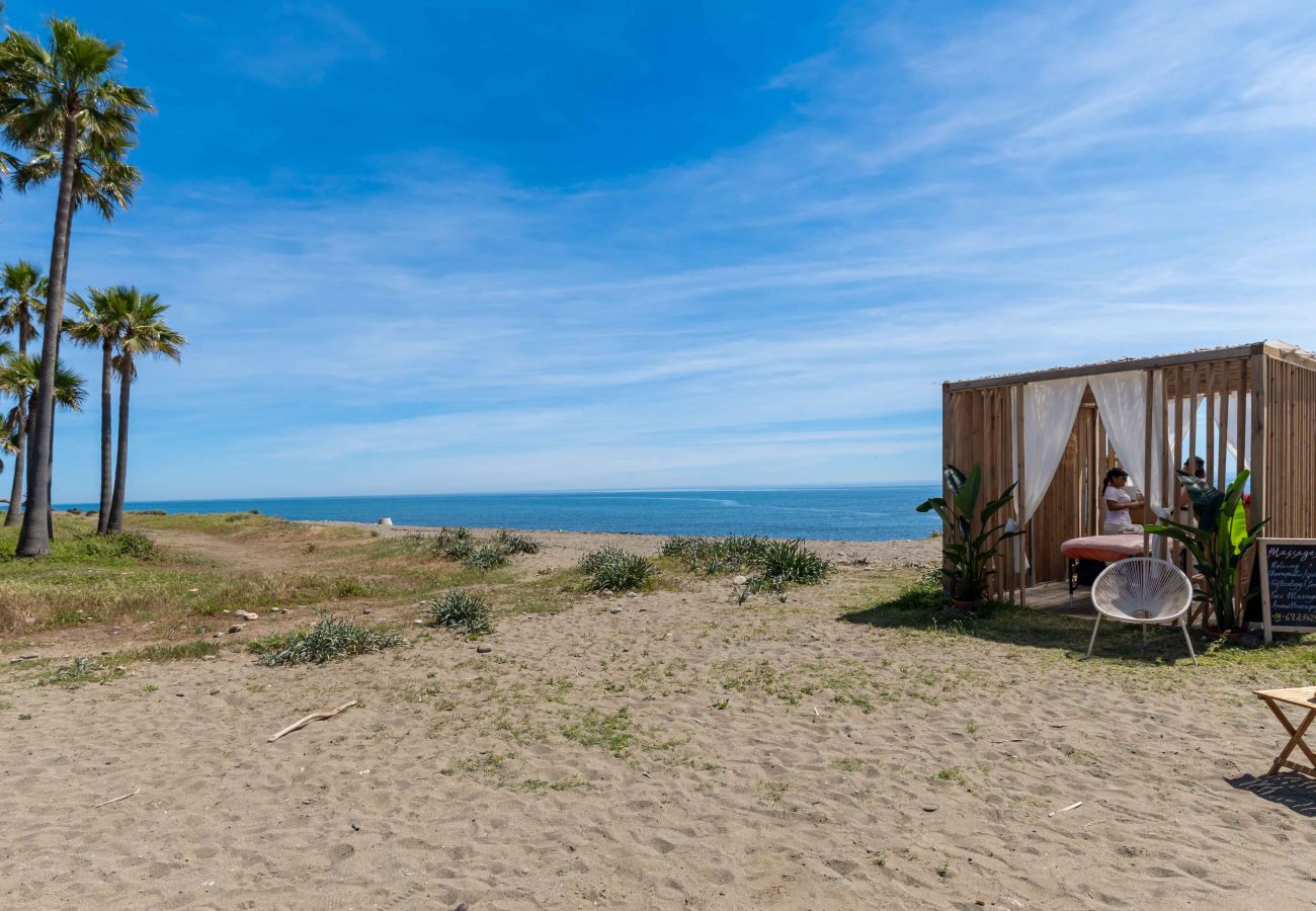 Lejlighed i Estepona - Encantador ático con acceso a 5 piscinas, incluida 1 piscina climatizada, a solo unos pasos de la playa