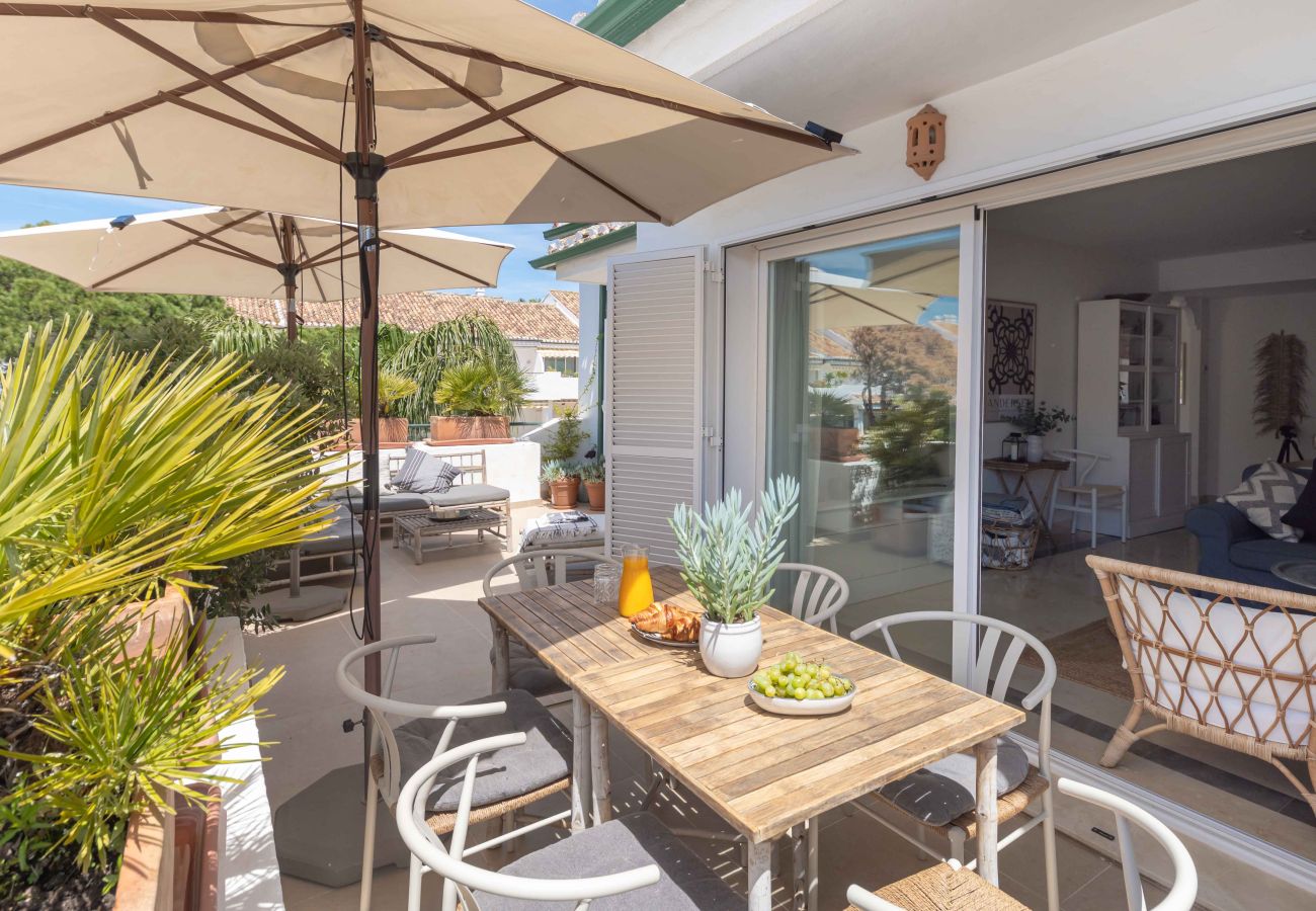 Lejlighed i Estepona - Encantador ático con acceso a 5 piscinas, incluida 1 piscina climatizada, a solo unos pasos de la playa