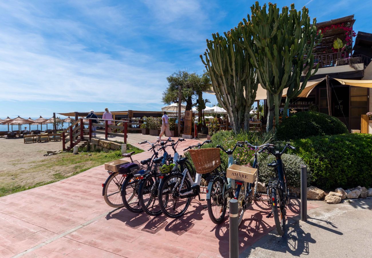 Lejlighed i Estepona - Encantador ático con acceso a 5 piscinas, incluida 1 piscina climatizada, a solo unos pasos de la playa