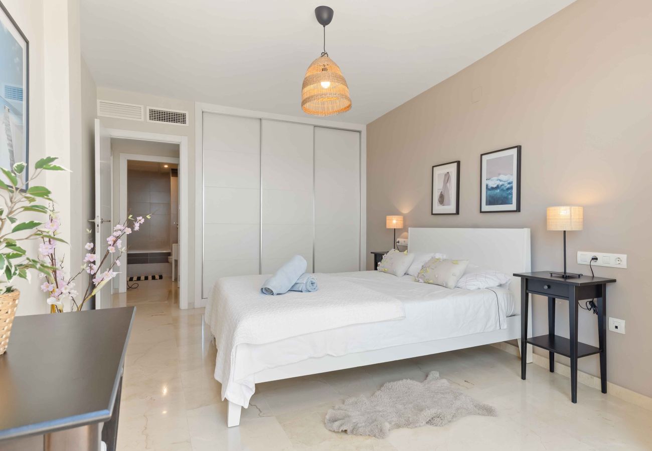 Lejlighed i Fuengirola - Magisk Panorama havudsigt, pool, gym og padel – tæt på by og strand