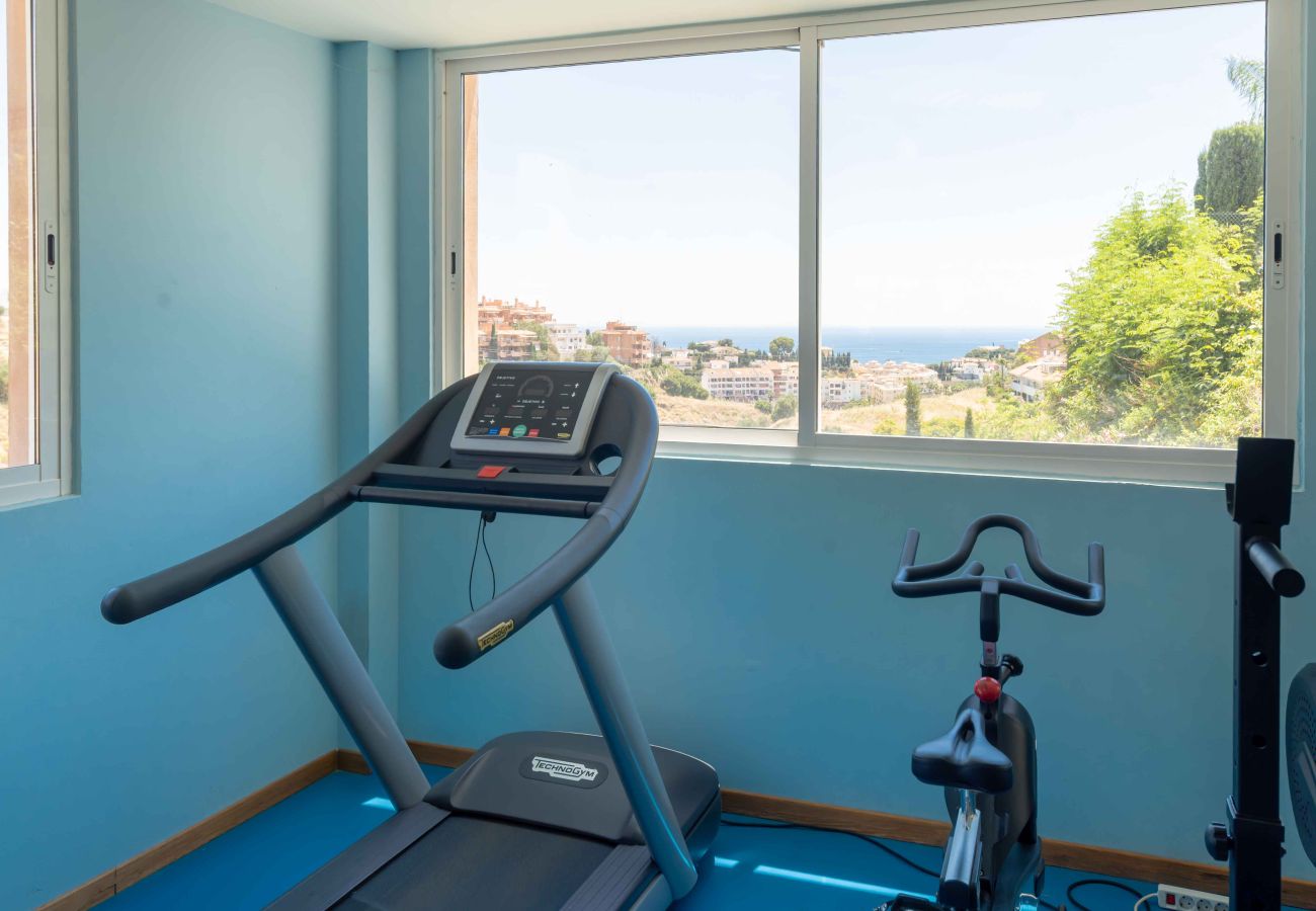 Lejlighed i Fuengirola - Magisk Panorama havudsigt, pool, gym og padel – tæt på by og strand