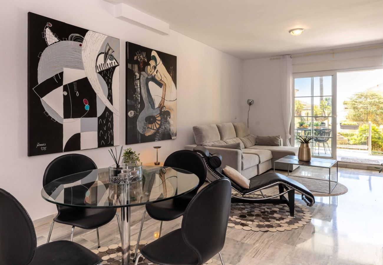 Lejlighed i Marbella - Stilfuld moderne ferielejlighed. Kort gåafstand til Cabopino Strand & Marina