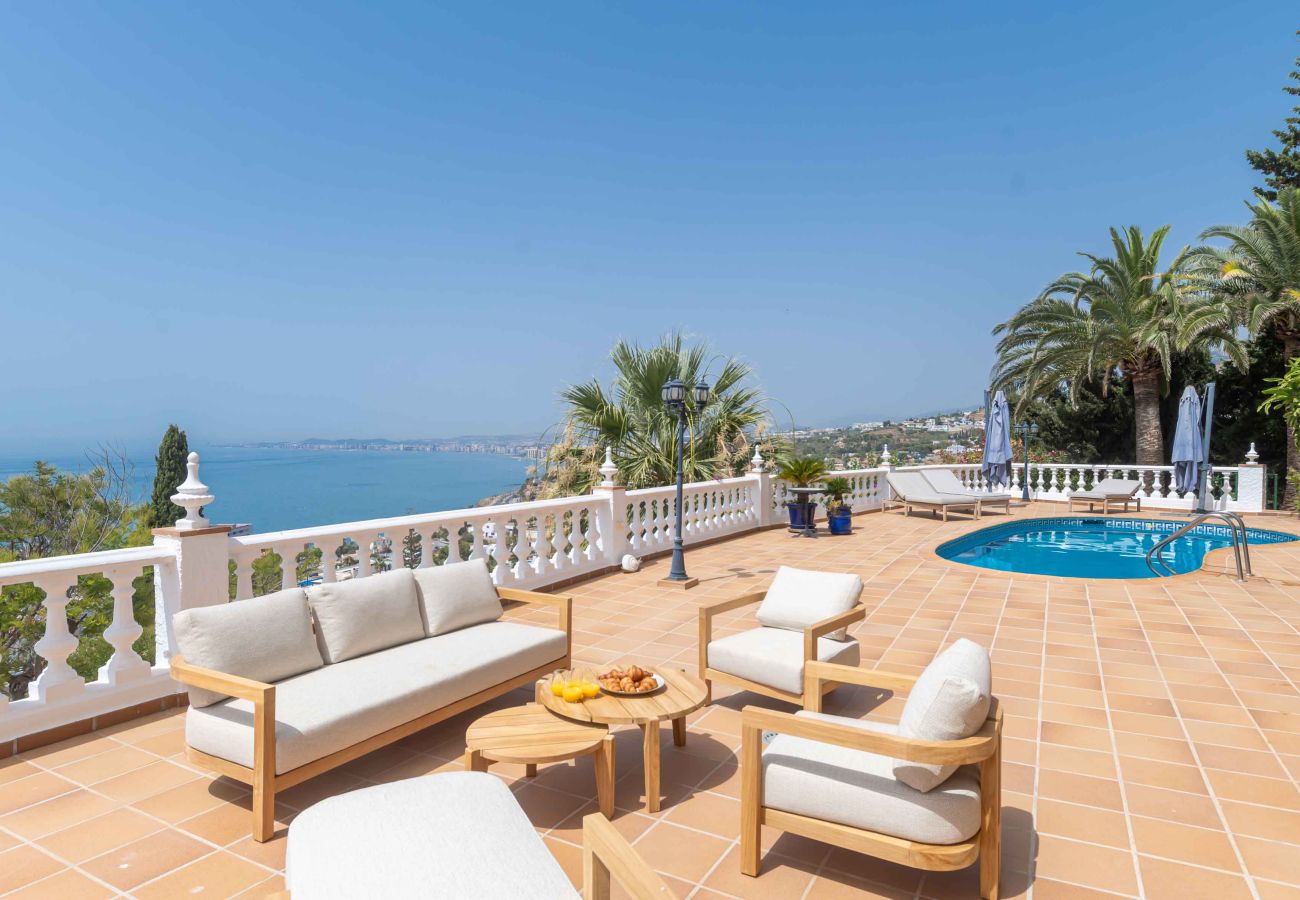 Villa i Benalmádena - Smuk Villa med Magisk havudsigt, Privat Pool og Jacuzzi! Kun 12 min. gang til strand, Restauranter og Shops