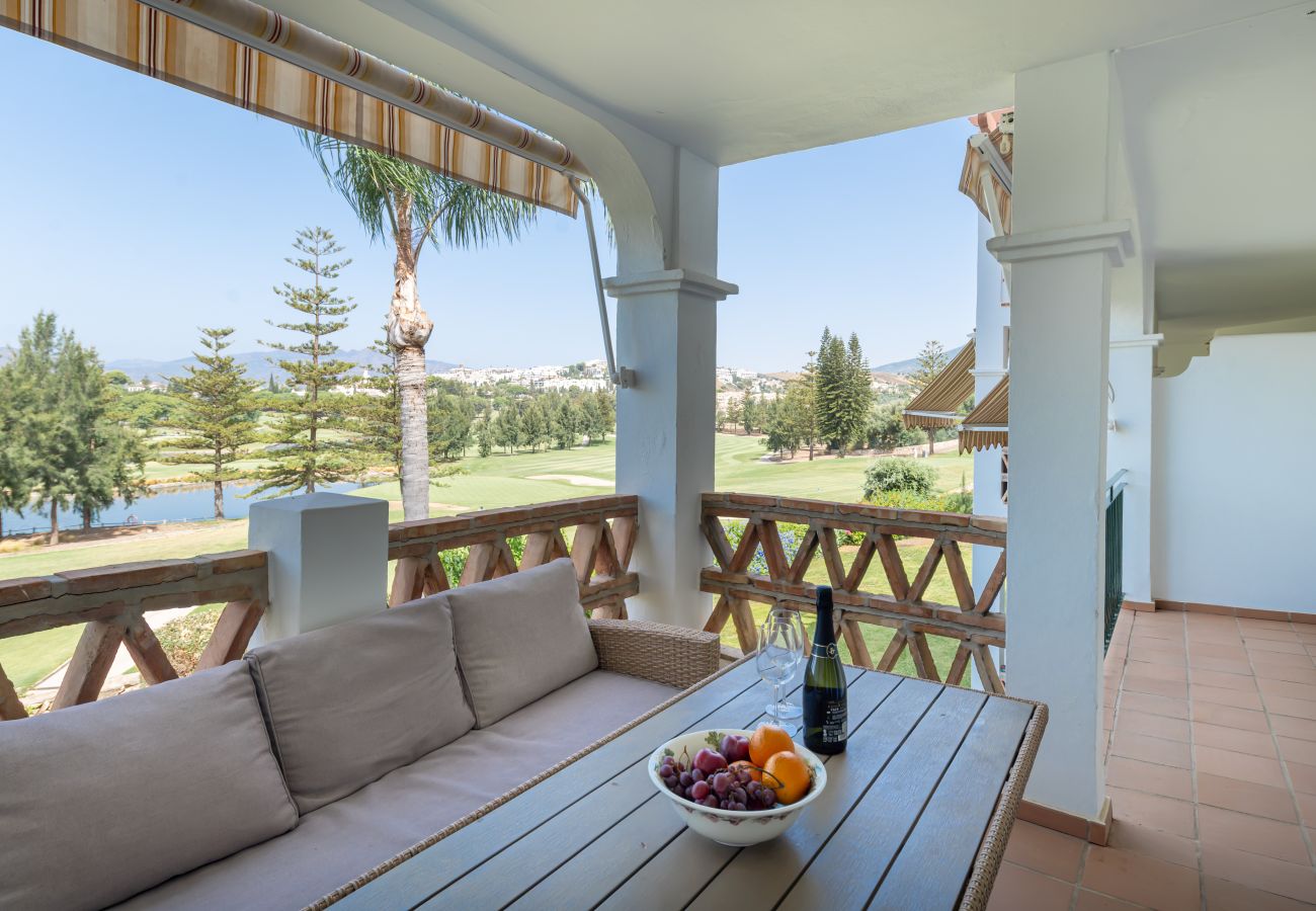 Lejlighed i Mijas - Første række til Golf med Opvarmet Pool, Naturskøn udsigt og Smukke Solnedgange
