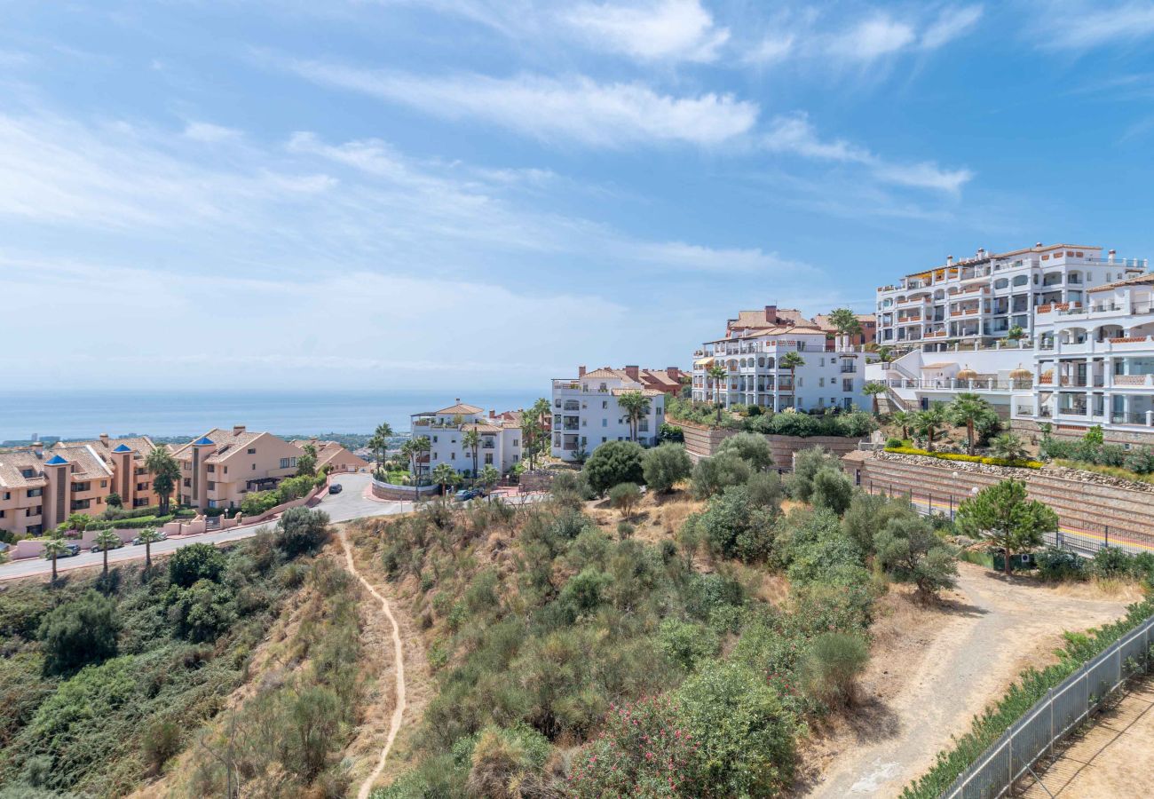 Lejlighed i Mijas Costa - Magisk Hav og Bjergudsigt med Pool, tæt på lokale Restauranter, indkøb, Padel og Golf