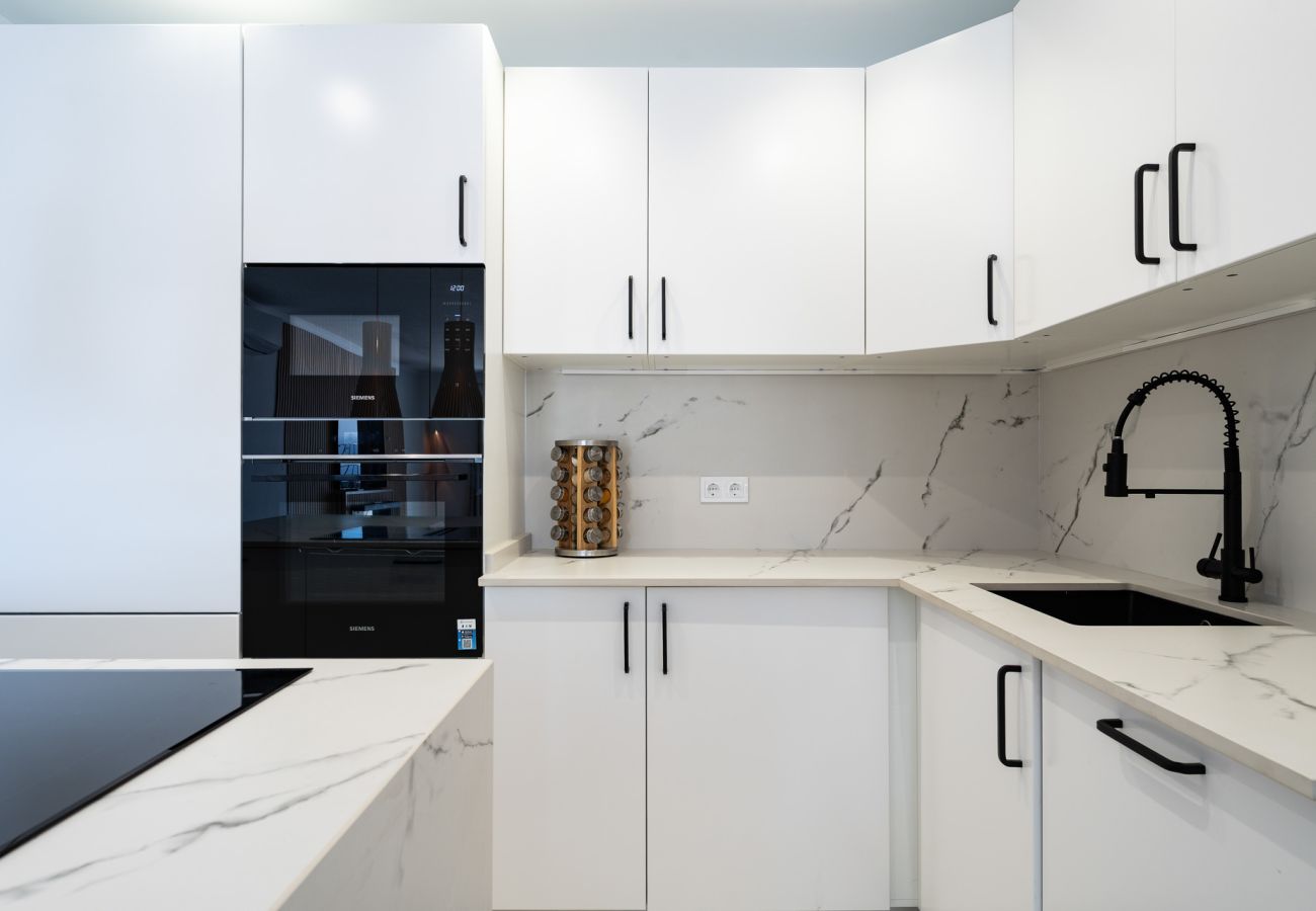 Apartamento en Mijas Costa - Ático de lujo con vistas al mar y a pocos pasos de restaurantes, pádel y gimnasio.