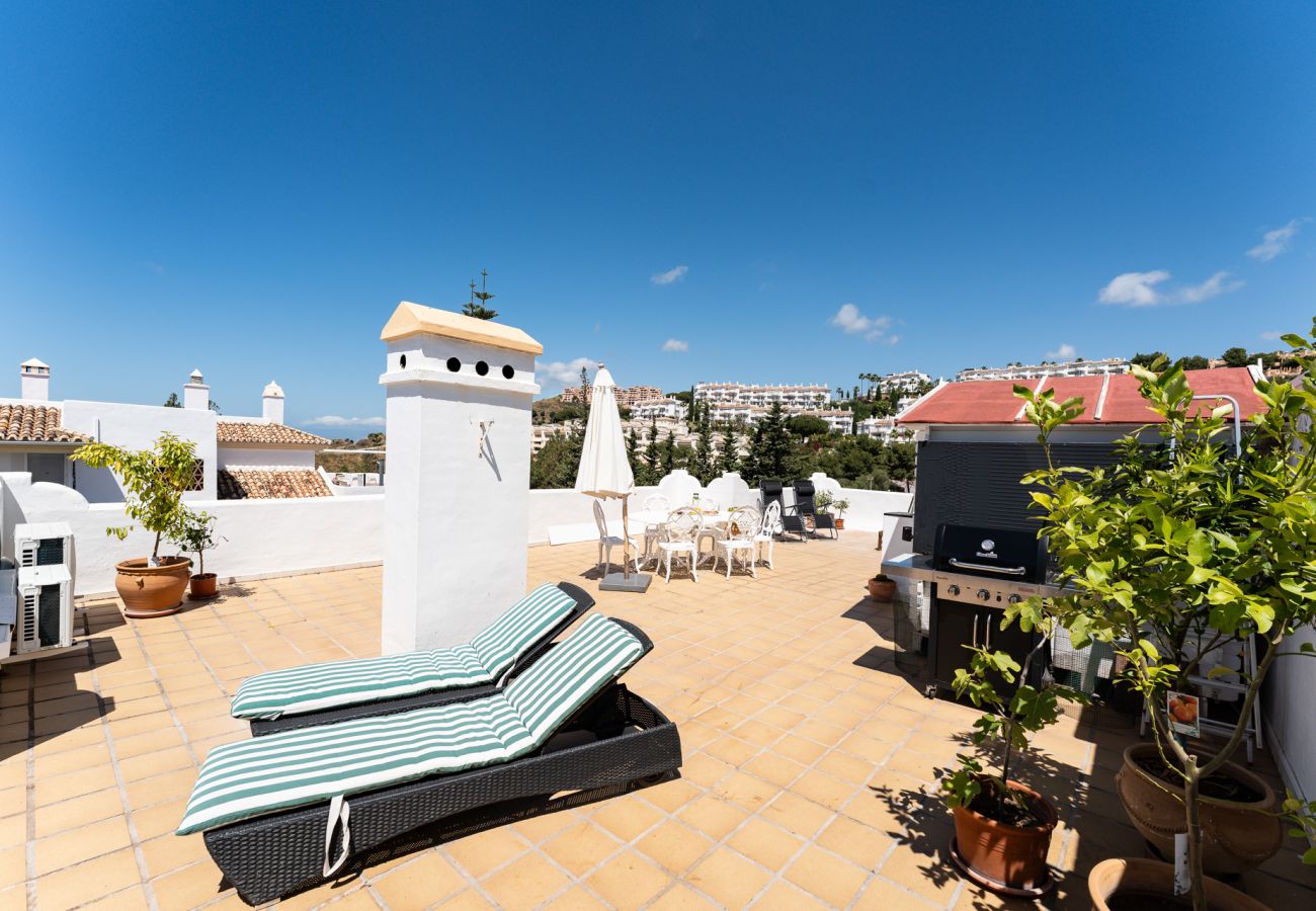 Apartamento en Mijas Costa - Ático de lujo con vistas al mar y a pocos pasos de restaurantes, pádel y gimnasio.