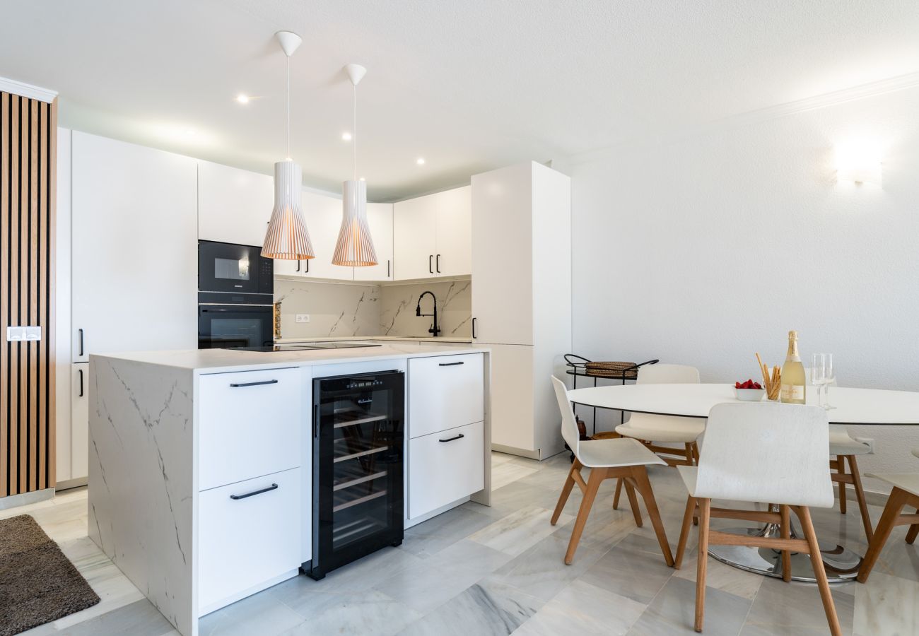 Apartamento en Mijas Costa - Ático de lujo con vistas al mar y a pocos pasos de restaurantes, pádel y gimnasio.