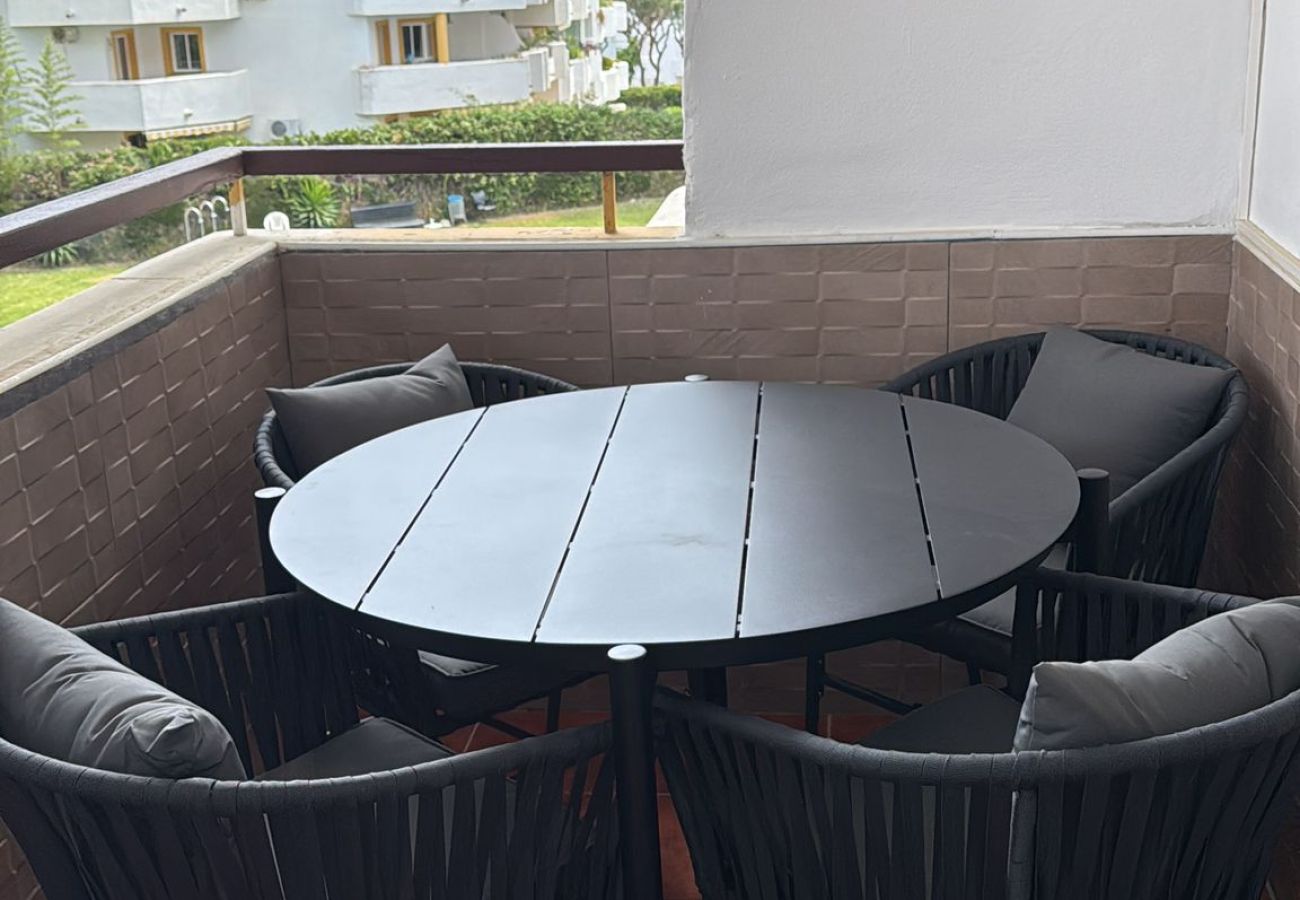 Apartamento en Mijas Costa - ¡Ubicación perfecta! Fácil acceso a pie a la playa, restaurantes, minimercado, gimnasio y pádel