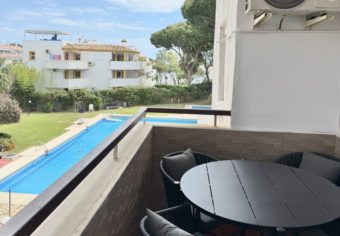 Apartamento en Mijas Costa - ¡Ubicación perfecta! Fácil acceso a pie a la playa, restaurantes, minimercado, gimnasio y pádel