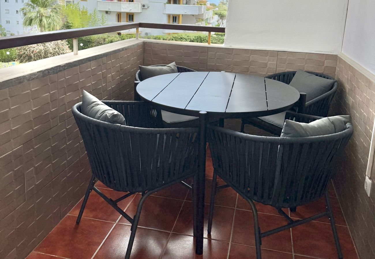 Apartamento en Mijas Costa - ¡Ubicación perfecta! Fácil acceso a pie a la playa, restaurantes, minimercado, gimnasio y pádel