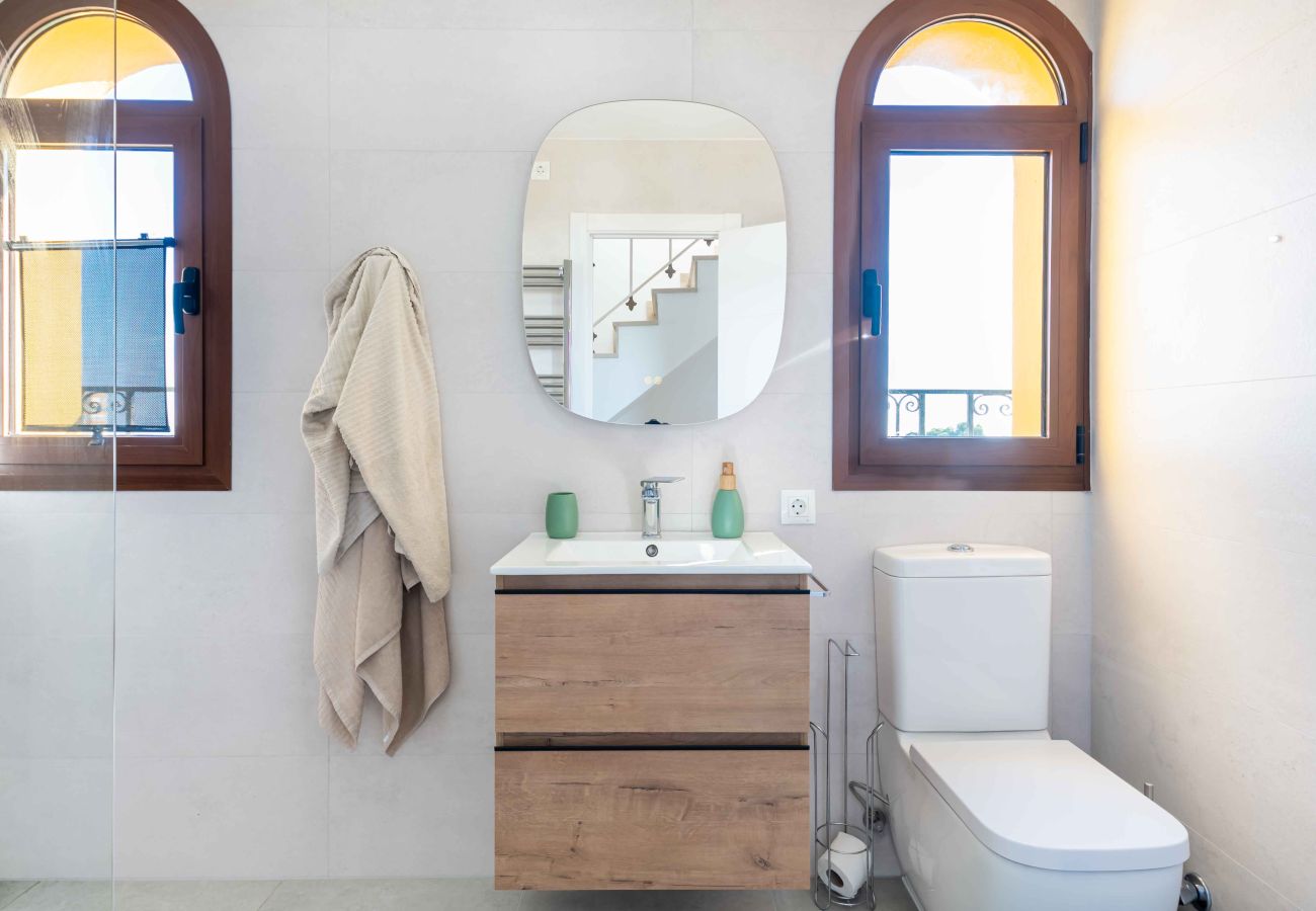 Casa adosada en Mijas Costa - Camine fácil a playa, tiendas, restaurantes, bar y gimnasio