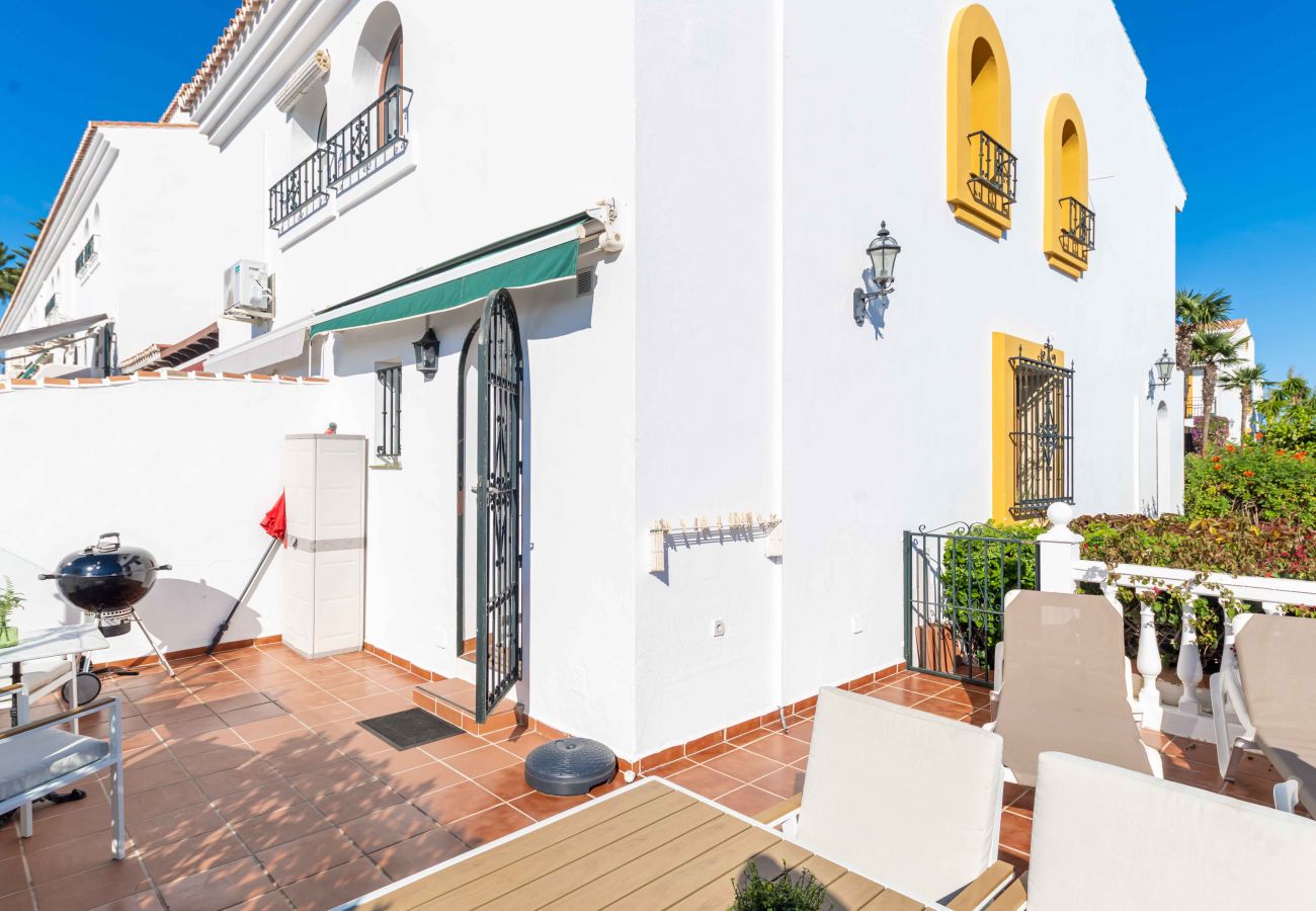 Casa adosada en Mijas Costa - Camine fácil a playa, tiendas, restaurantes, bar y gimnasio