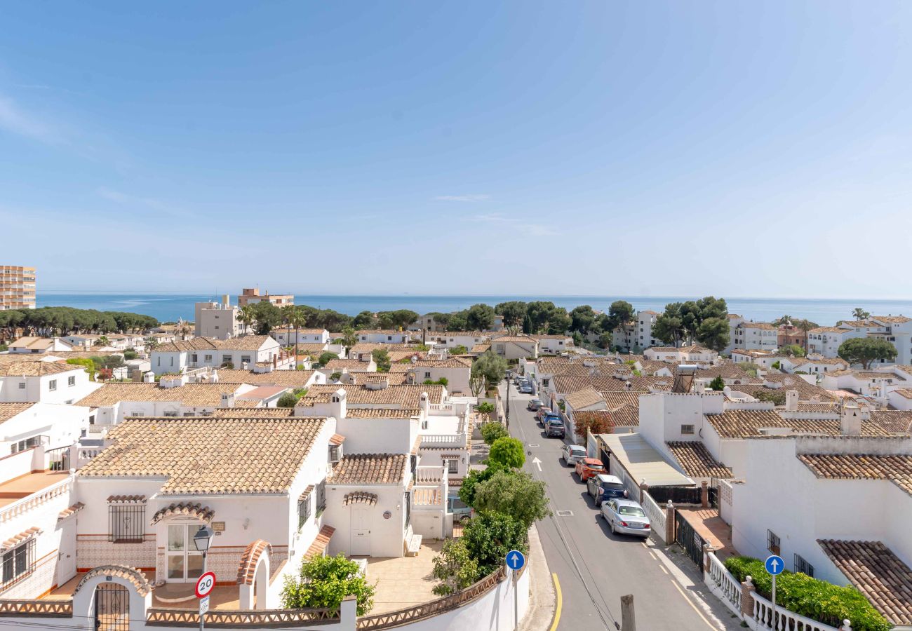 Casa adosada en Mijas Costa - Camine fácil a playa, tiendas, restaurantes, bar y gimnasio