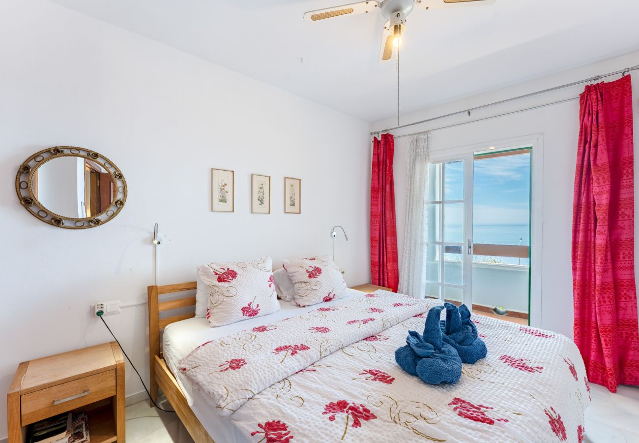 Casa adosada en Benajarafe - Primera línea de playa, acceso directo a la piscina desde la terraza.