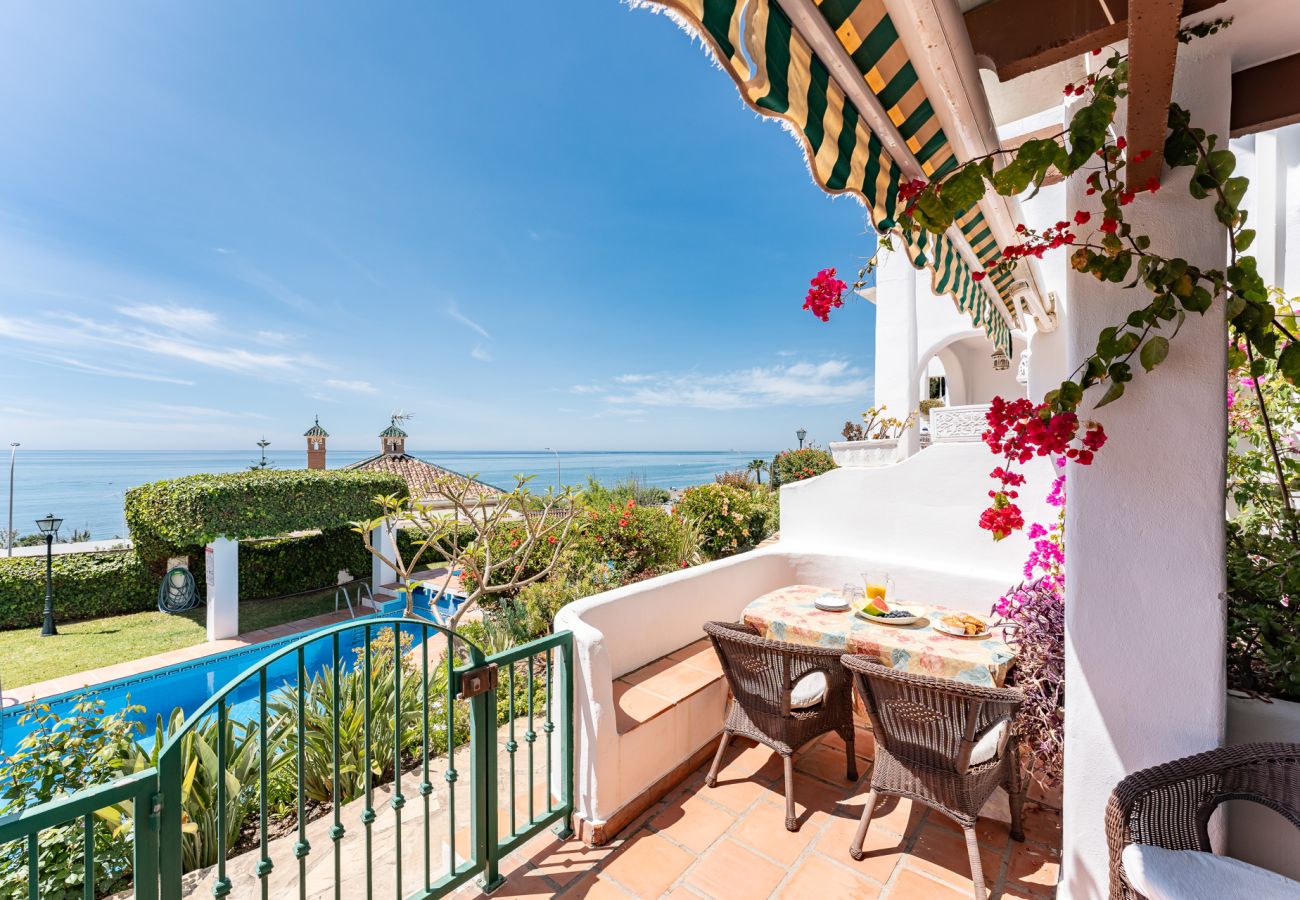 Casa adosada en Benajarafe - Primera línea de playa, acceso directo a la piscina desde la terraza.