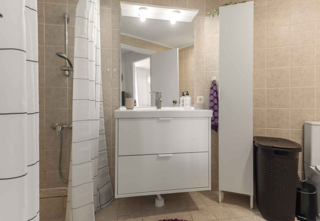 Apartamento en Torremolinos - ¡Ubicación perfecta! Camine unos minutos hasta restaurantes, hermosa playa, ciudad, tren y autobús.