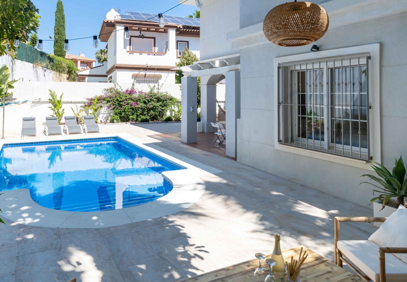 Villa en Mijas Costa - Hermosa Villa, a solo 5 min. a pie de Restaurantes, Club de Pádel y Fitness