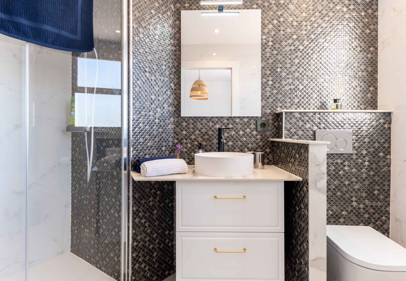 Apartamento en Mijas Costa - Moderno apartamento reformado en Mijas Golf con preciosa piscina