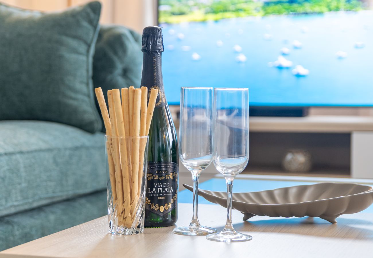 Apartamento en Mijas Costa - Increíbles vistas al mar con un corto paseo a restaurantes, golf y gimnasio.