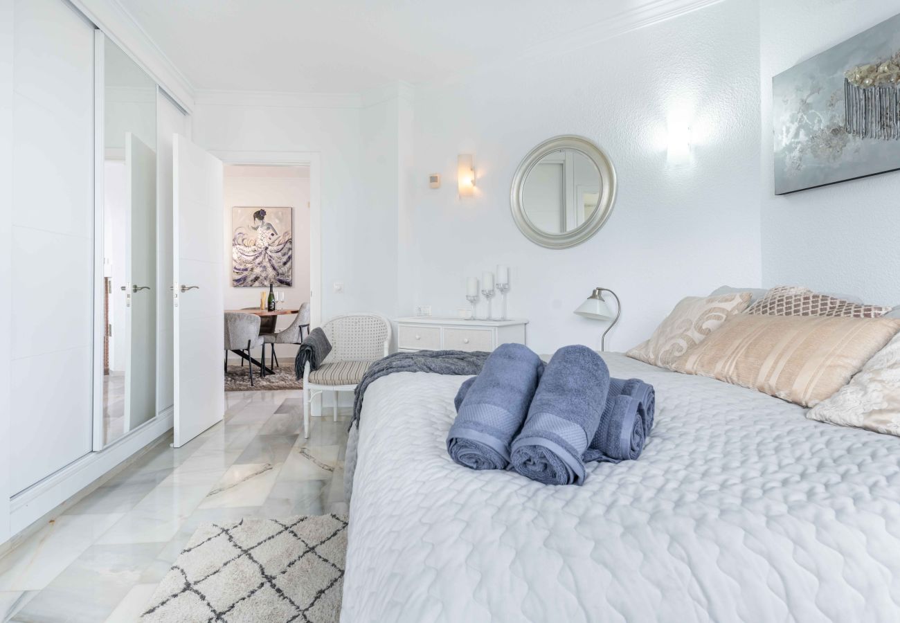 Apartamento en Mijas Costa - Increíbles vistas al mar con un corto paseo a restaurantes, golf y gimnasio.