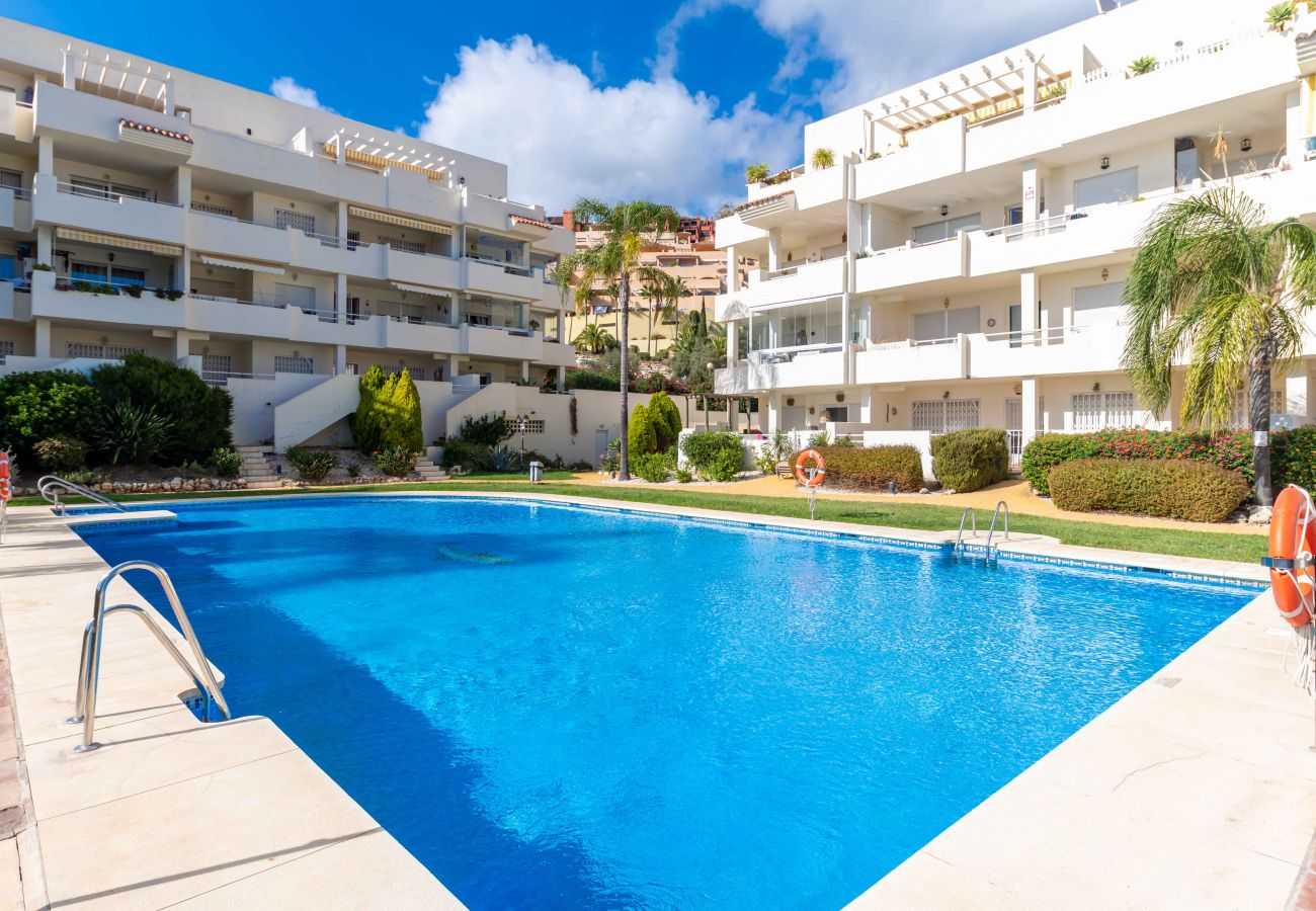 Apartamento en Mijas Costa - Terraza soleada con vistas al mar y acceso directo a la piscina.