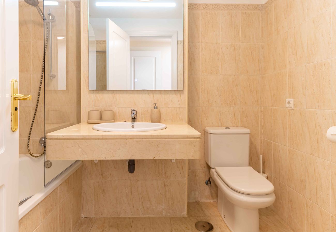 Apartamento en Mijas Costa - Terraza soleada con vistas al mar y acceso directo a la piscina.