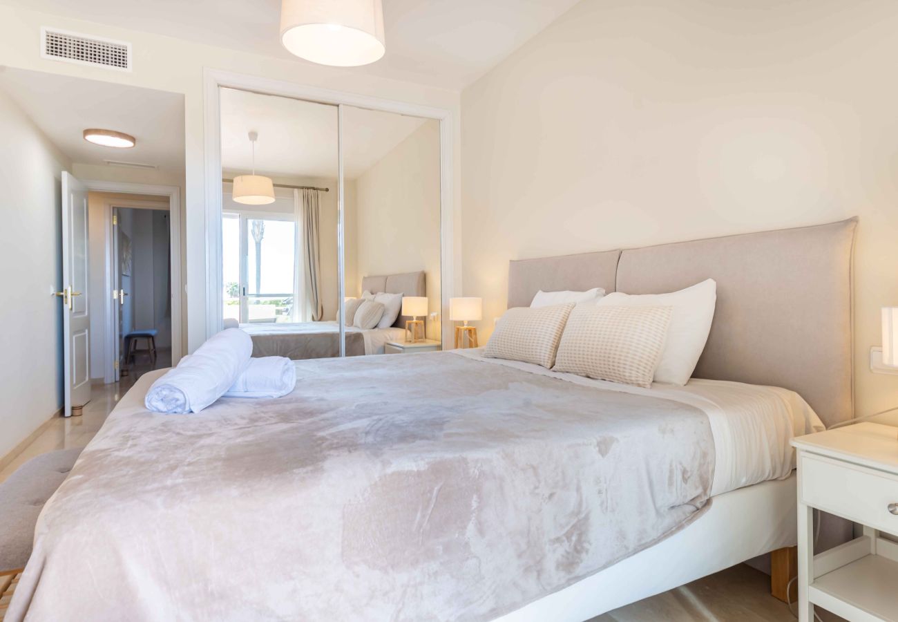 Apartamento en Mijas Costa - Terraza soleada con vistas al mar y acceso directo a la piscina.