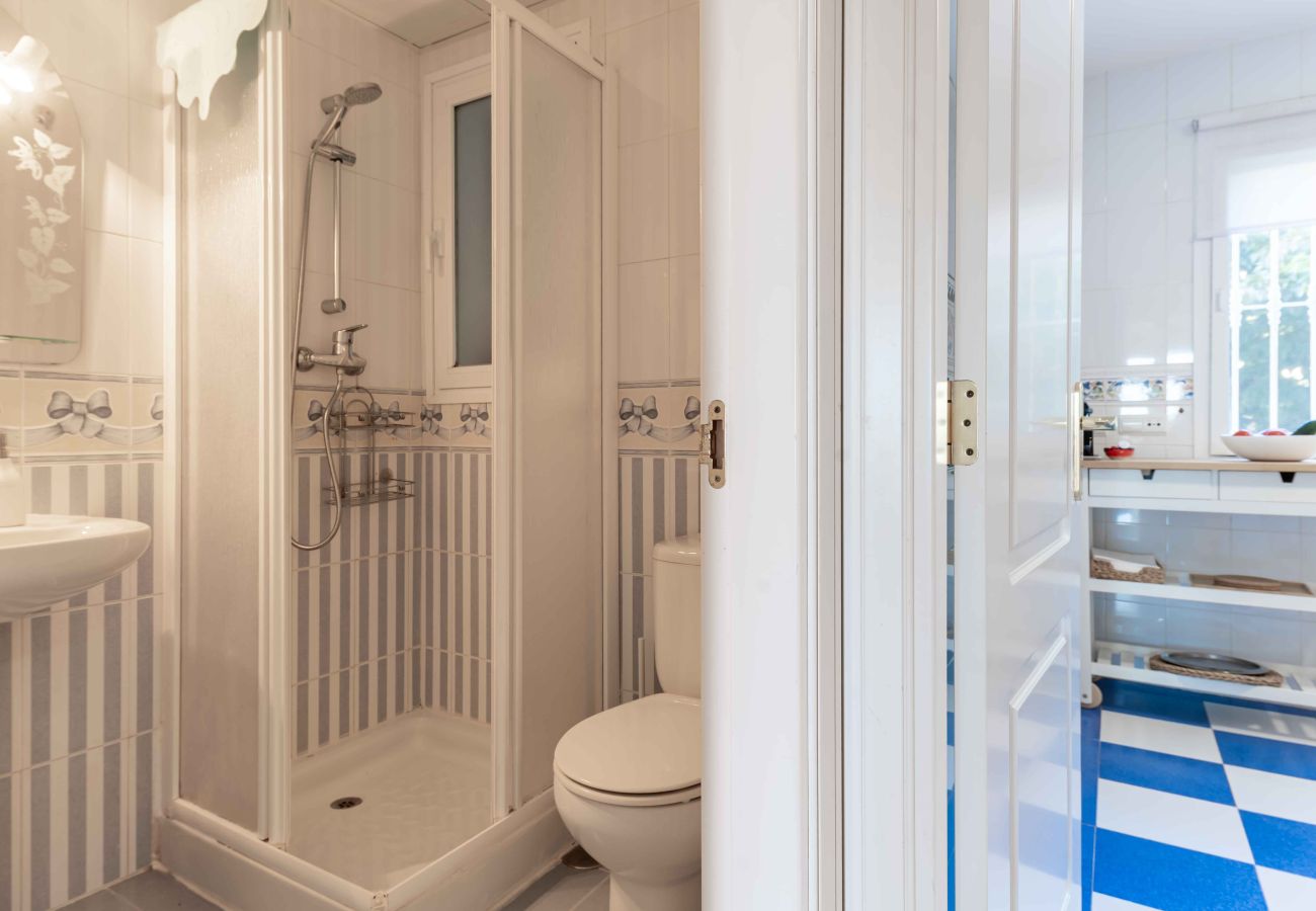 Apartamento en Mijas Costa - Terraza soleada con vistas al mar y acceso directo a la piscina.