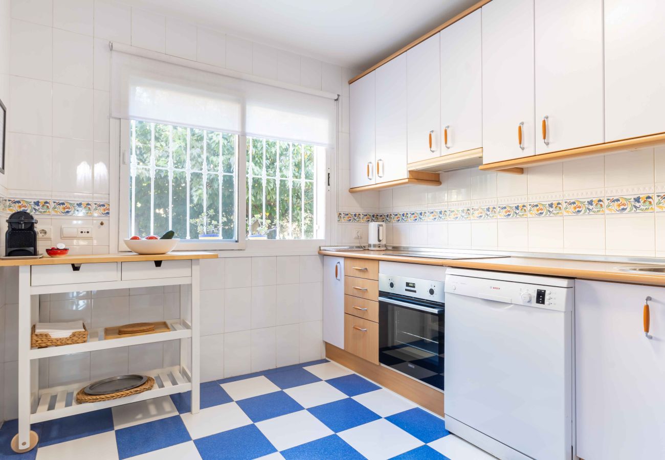 Apartamento en Mijas Costa - Terraza soleada con vistas al mar y acceso directo a la piscina.