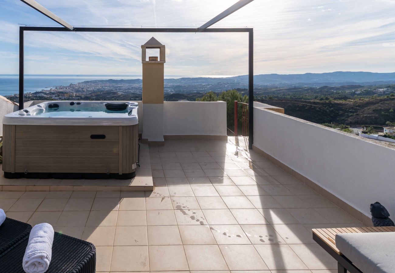 Casa adosada en Mijas Costa - Espectacular vista al mar desde una casa adosada moderna con jacuzzi