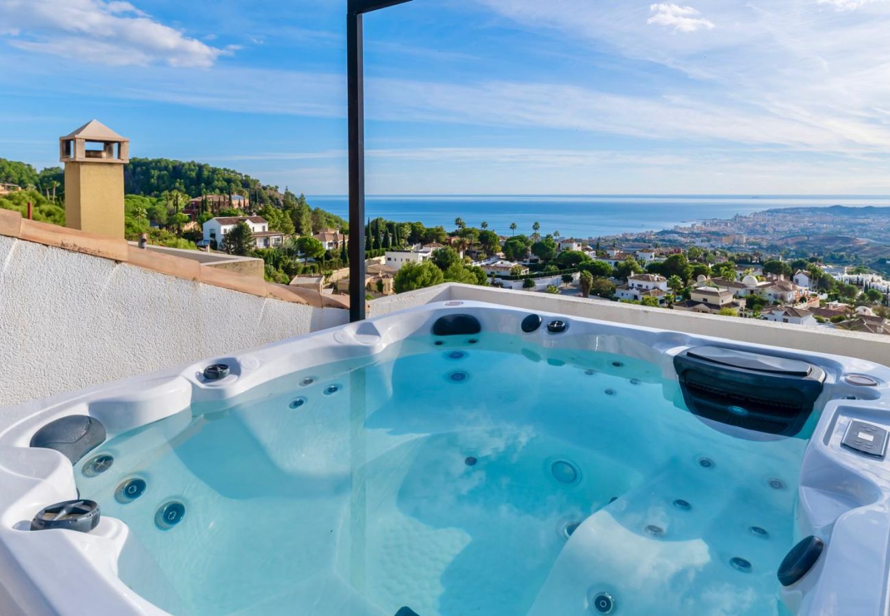 Casa adosada en Mijas Costa - Espectacular vista al mar desde una casa adosada moderna con jacuzzi