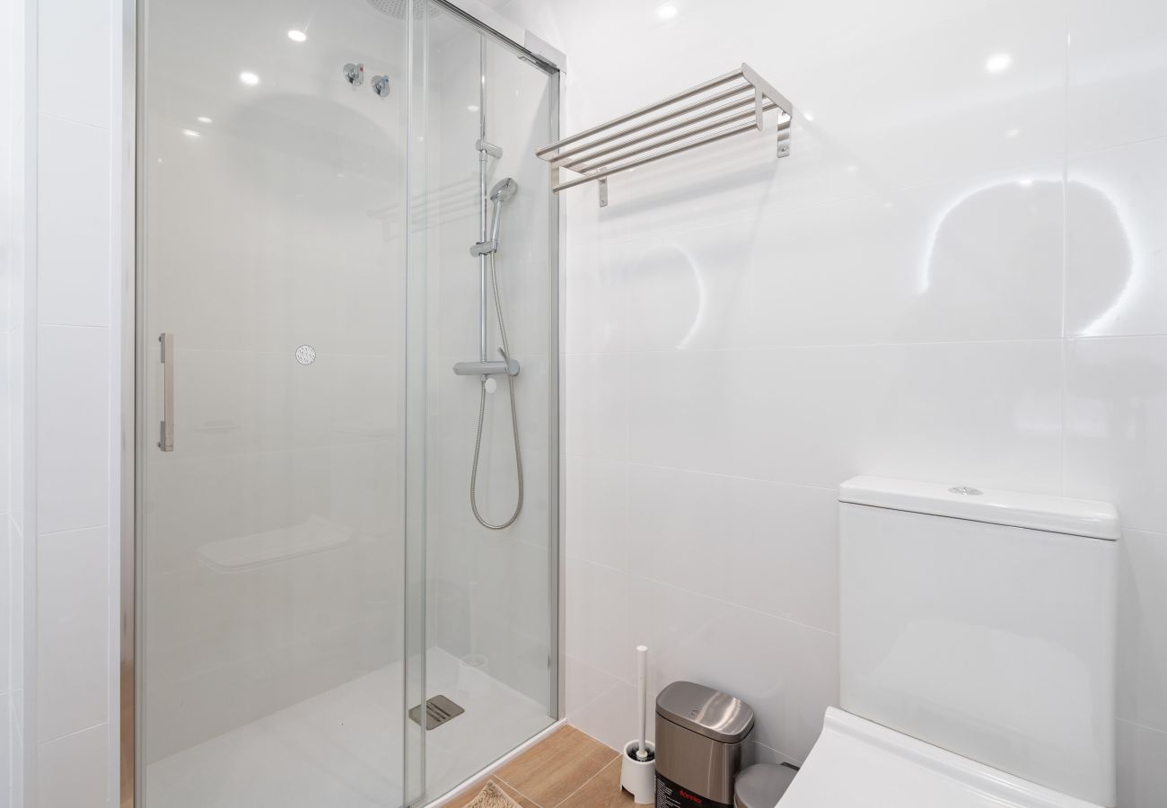 Apartamento en Estepona - Apartamento moderno en la ciudad con fácil acceso a pie al parque de orquídeas, la playa y la ciudad.