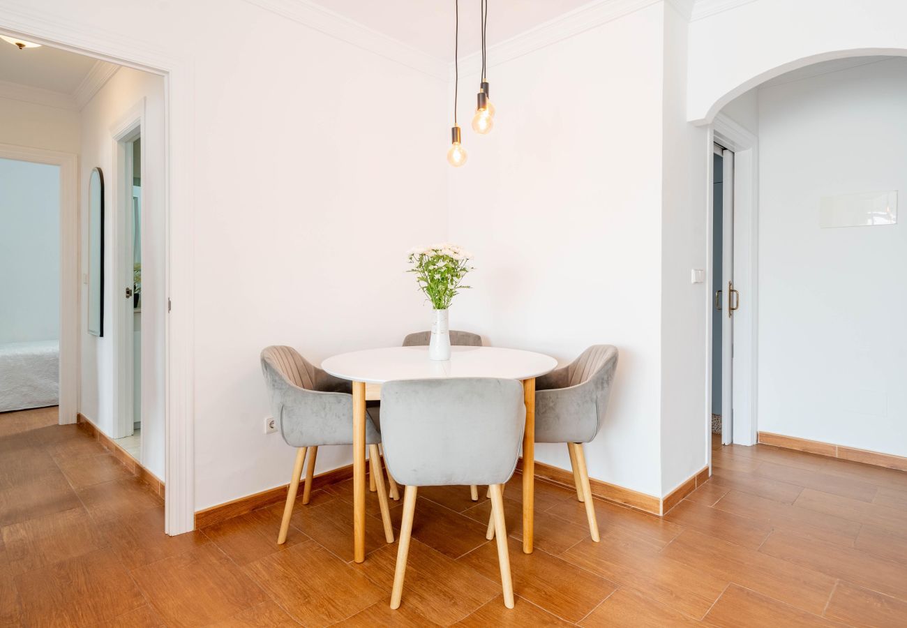 Apartamento en Estepona - Apartamento moderno en la ciudad con fácil acceso a pie al parque de orquídeas, la playa y la ciudad.